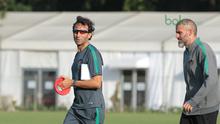 Pelatih Timnas Indonesia U-23, Luis Milla memimpin sesi latihan di Lapangan ABC Senayan, Jakarta (22/6/2018). Timnas melakukan persiapan untuk melawan Korea pada laga uji coba 23 Juni 2018. (Bola.com/Nick Hanoatubun)