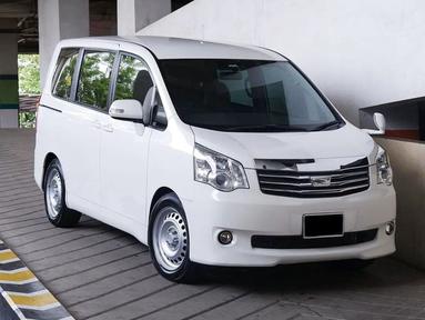 Toyota Nav1 ini tetap terlihat mewah walau dengan pelek kaleng. (Source: Instagram/@alwinsoo)