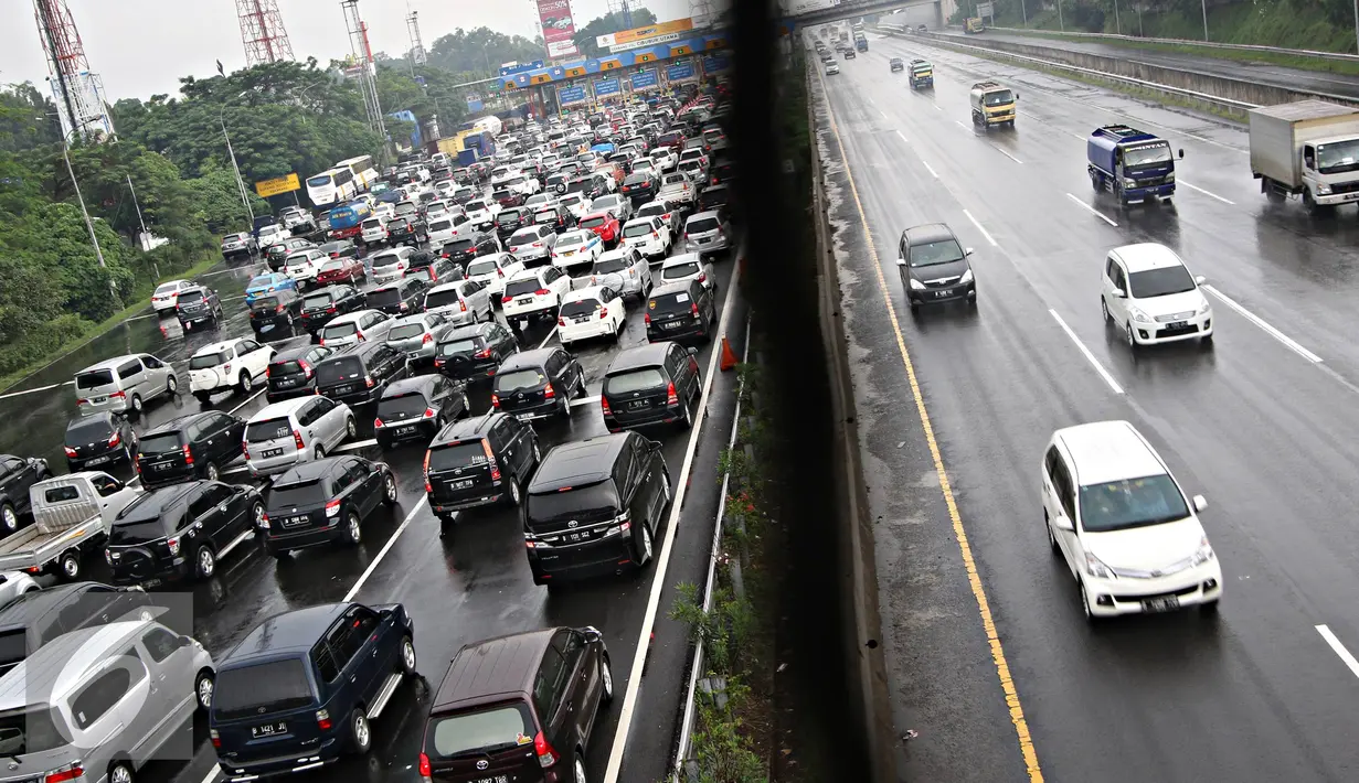 Kendaraan terjebak macet di Gerbang Tol Cibubur Utama, Jakarta, Kamis (5/5). Tingginya volume kendaraan dari Jakarta yang menuju Bogor dan sekitarnya selama masa libur membuat arus lalu lintas di kawasan tersebut macet. (Liputan6.com/Immanuel Antonius)
