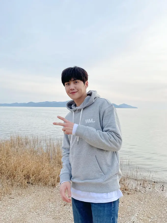 Tampilan Santai Kim Seon Ho saat Pulang ke Korea Usai Menghilang Diterpa Isu Skandal