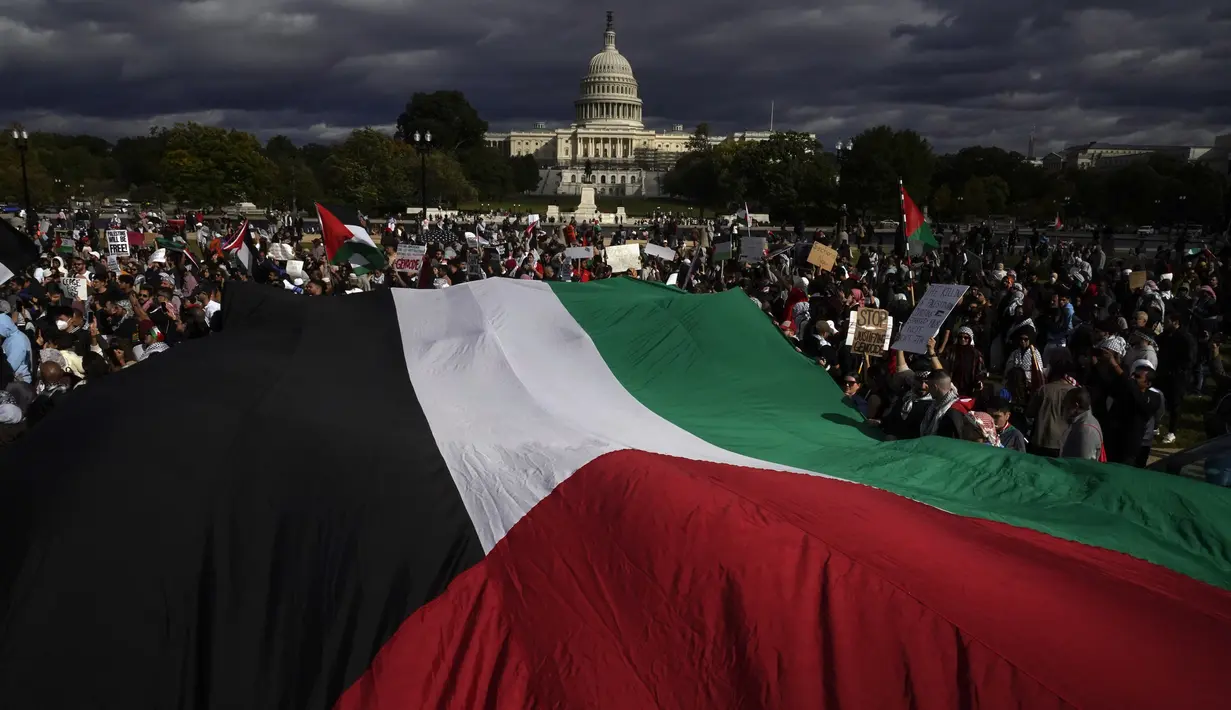 Orang-orang berbaris menuju Gedung Kongres AS dalam pawai pro-Palestina yang menyerukan gencatan senjata di Gaza, Sabtu, 21 Oktober 2023, di Washington. (AP Photo/Andrew Harnik)