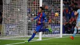 Neymar berhasil menceploskan bola ke gawang   Celta Vigo dalam lanjutan Liga Spanyol pekan ke-26 di Stadion Camp Nou, Minggu (5/3). Barca tampil memukau dengan menciptakan 5 gol tanpa balas ke gawang Celta Vigo. (AP PHOTO)