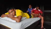 Ahmad Bustomi sampai dipijat dua masseur sekaligus untuk menghilangkan letihnya seusai tur tandang ke Tenggarong pekan lalu. (Bola.com/Kevin Setiawan)