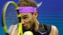 Petenis Spanyol, Rafael Nadal melakukan servis ke arah petenis Kroasia, Marin Cilic pada babak keempat turnamen AS Terbuka 2019 di Arthur Ashe Stadium, Senin (2/9/2019). Nadal membutuhkan waktu 2 jam 48 menit untuk menghentikan Cilic dengan skor 3-6, 6-3, 6-1, 6-2. (AP/Seth Wenig)