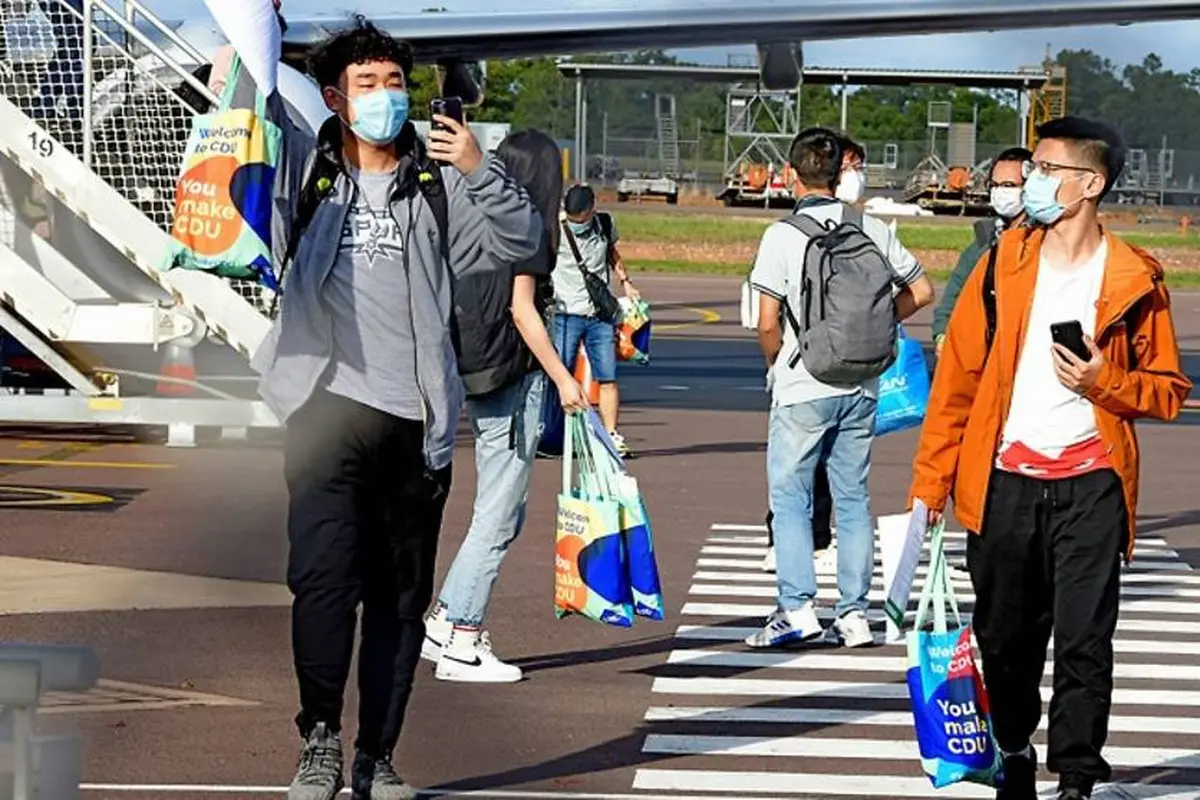 Mahasiswa asing turun dari penerbangan internasional di Bandara Darwin. Ini merupakan ketibaan pertama sejak penutupan perbatasan Australia pada Maret 2020.