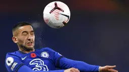 Pemain Chelsea, Hakim Ziyech, menyundul bola saat melawan Sheffield United pada laga Liga Inggris di Stadion Stamford Bridge, Sabtu (7/11/2020). Chelsea menang dengan skor 4-1. (Mike Hewitt/Pool via AP)