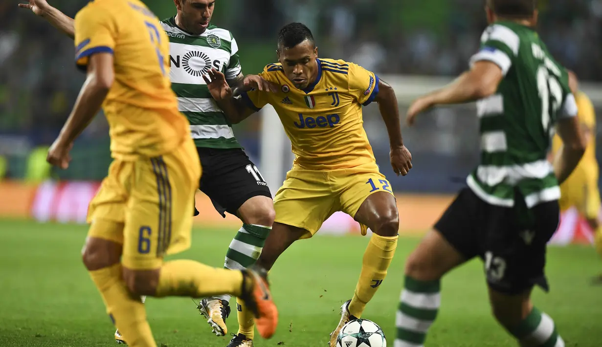 Bek Juventus, Alex Sandro, berusaha melewati kepungan pemain Sporting CP pada laga Liga Champions di Stadion Jose Alvalade, Lisbon, Selasa (31/10/2017). Kedua klub bermain imbang 1-1. (AFP/Patricia De Melo Moreira)