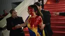Bungkusan itu kemudian pecah di atas kepala, melepaskan darah palsu di atas kepalanya. (AP Photo/Daniel Cole)