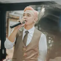 Biasa tampil dengan rambut gelap, Adipati Dolken curi perhatian dengan rambut warna pink. (Sumber: Instagram/@aliencophoto)