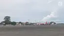 Sejumlah pesawat terparkir di areal Bandara Internasional Bandara Ngurah Rai, Denpasar, Selasa (28/11). Penutupan Bandara Ngurah Rai diperpanjang 24 jam sampai Rabu (29/11) pukul 07.00 Wita karena dampak letusan Gunung Agung. (Liputan6.com/Dewi Divianta)