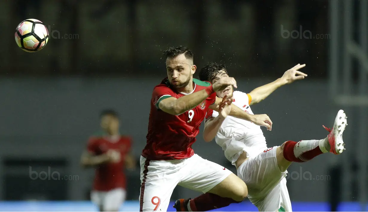 Striker Indonesia, Spasojevic, saat pertandingan melawan Suriah U-23 di Stadion Wibawa Mukti, Cikarang, Sabtu (18/11/2017). Indonesia kalah 0-1 dari Suriah U-23. (Bola.com/ M Iqbal Ichsan)