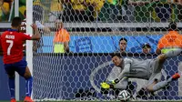 Penjaga gawang Timnas Brasil, Julio Cesar, berhasil menahan tendangan keras Alexis Sanchez (Chile) dalam drama adu penalti di laga 16 besar Piala Dunia, (28/6/2014). (REUTERS/Sergio Perez)