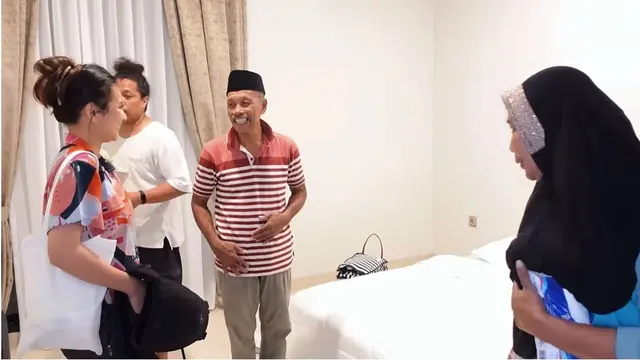 8 Potret Mertua Indah Permatasari Datang ke Jakarta, Diajak Lihat Rumah Baru