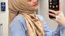 Cantiknya Happy Salma di foto ini mengenakan atasan berwarna biru muda, dipadunya dengan hijab cokelat. [Foto: Instagram/happy_asmara77]