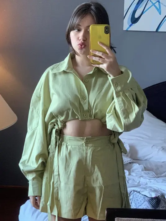 Ia juga tampil dengan one set warna hijau, dari atasan crop top lengan panjang dipadukan short pantsnya. (@rklopperr)