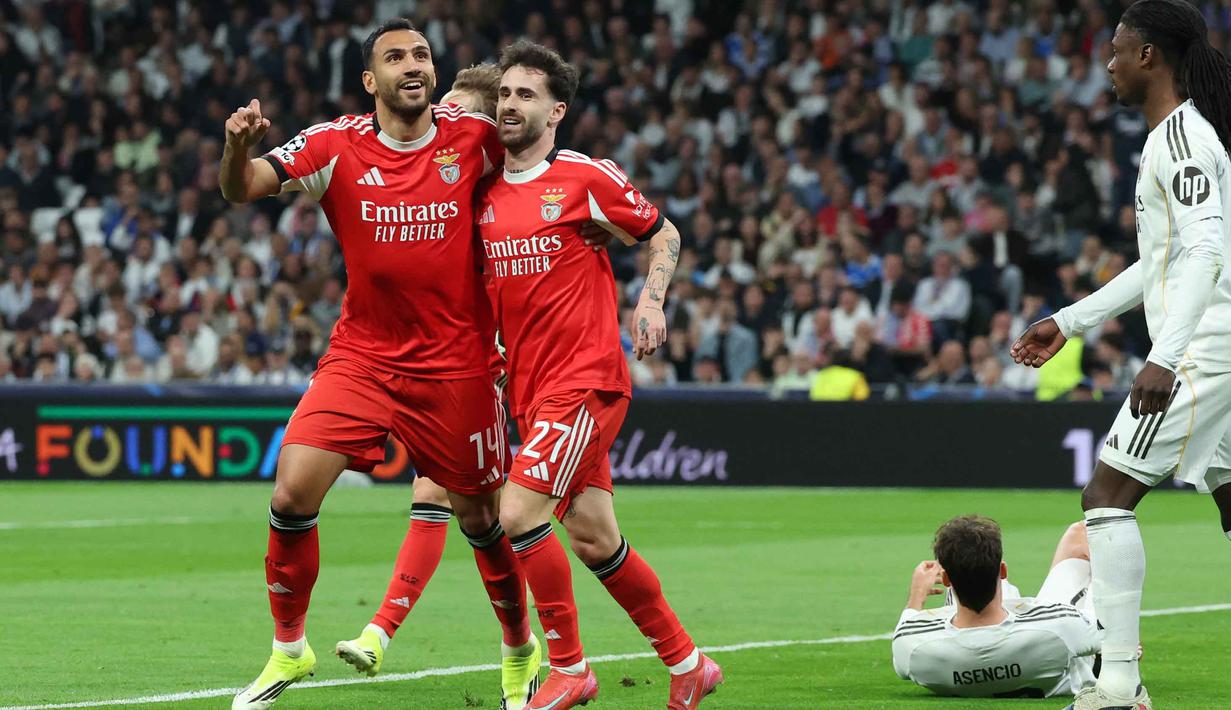 Benfica unggul lebih awal lewat Rafa Silva pada menit ke-14. Tampak dalam foto, gelandang SL Benfica bernomor punggung 27, Rafa Silva (kanan), merayakan golnya bersama rekan setimnya, Vangelis Pavlidis, selama pertandingan leg kedua babak playoff 16 besar Liga Champions 2025/2026 melawan Real Madrid di Stadion Santiago Bernabeu pada Rabu 25 Februari 2026 waktu setempat atau Kamis (26/2/2026) dini hari WIB. (Pierre-Philippe MARCOU/AFP)