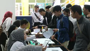 Sebanyak 1.198 peserta antri mengikuti seleksi calon anggota Panitia Pemilihan Kecamatan (PPK) Pilkada serentak 2024. (Liputan6.com/Jayadi Supriadin)