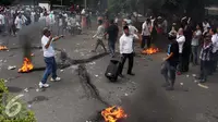 Suasana ketegangan akibat bentrok antara Aliansi Masyarakat Jakarta Utara dengan aparat Kepolisian di depan KPK, Jakarta, Jumat (20/5). Aksi menuntut KPK untuk segera mengusut Ahok terkait RS Sumber Waras ini berakhir ricuh. (Liputan6.com/Yoppy Renato)