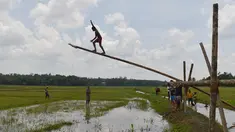 Pemuda Sri Lanka berusaha memanjat batang pohon selama perayaan Tahun Baru Sinhala dan Tamil di Bandaragama, Kolombo (21/4). Sejumlah perlombaan diadakan saat tahun baru umat Hindu, Sinhala dan Tamil yang jatuh 14 April. (AFP Photo/Lakruwan Wannirachchi)