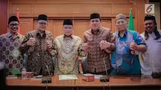 Ketua Umum PBNU Said Aqil Siradj (tiga kiri) foto bersama dengan sejumlah pengurus lainnya usai konferensi pers terkait Pemilu 2019 di Kantor PBNU, Jakarta, Senin (15/4). PBNU mengimbau masyarakat tak Golput dalam Pemilu 2019. (Liputan6.com/Faizal Fanani)