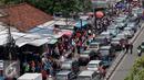Sejumlah kendaraan saat terjebak macet di kawasan Tanah Abang, Jakarta, Senin (27/6). H-9 menjelang Idul Fitri 1437 H, Pusat perbelanjaan Tanah Abang semakin dipadati pengunjung dan membuat kemacetan parah. (Liputan6.com/Gempur M Surya)