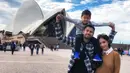 Pemilik zodiak Leo ini selalu tampil mesra dengan kedua orang tuanya. Rafathar terlihat begitu senang digendong di pundak ayahnya, Raffi Ahmad. Sydney House Opera menjadi saksi keseruan liburan keluarga Raffi Ahmad (Liputan6.com/IG/@raffinagita1717)