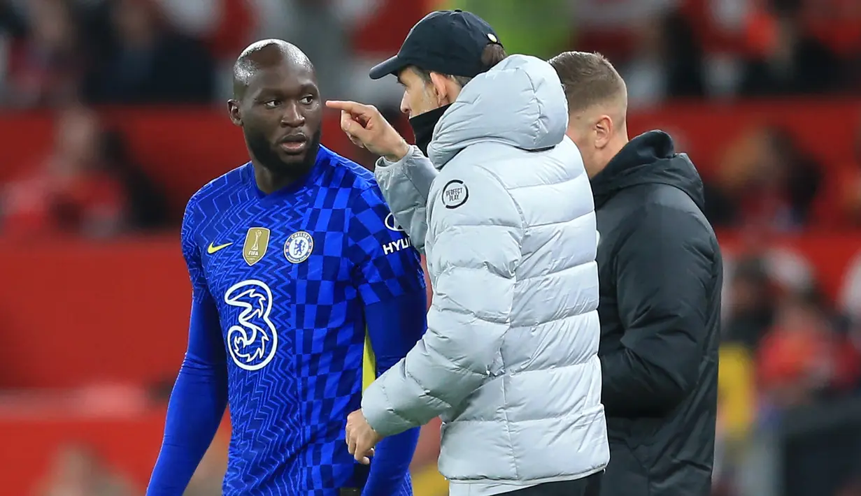 Romelu Lukaku. Striker Belgia berusia 29 tahun yang didatangkan kembali oleh Chelsea pada awal musim 2021/2022 dari Inter Milan setelah sempat jadi milik Chelsea pada awal musim 2011/2012 namun akhirnya lebih banyak dipinjamkan ke beberapa klub ini nyatanya tampil tak sesuai harapan di periode keduanya berseragam Chelsea. Nilai transfer sebesar 113 juta euro seakan sia-sia bagi chelsea dimana ia hanya mencetak 8 gol di Liga Inggris dari 26 laga. Ia pun telah bersiap hengkang dari Chelsea untuk kembali ke Inter Milan pada musim 2022/2023 dengan status pinjaman meski harus memangkas gajinya. (AFP/Lindsey Parnaby)