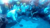 Menteri Perhubungan (Menhub) Budi Karya Sumadi menggalang donasi pasca bencana gempa bumi dan tsunami di Palu, Sulawesi Tengah. (Liputan6.com/Maulandy Rizki Bayu Kencana).