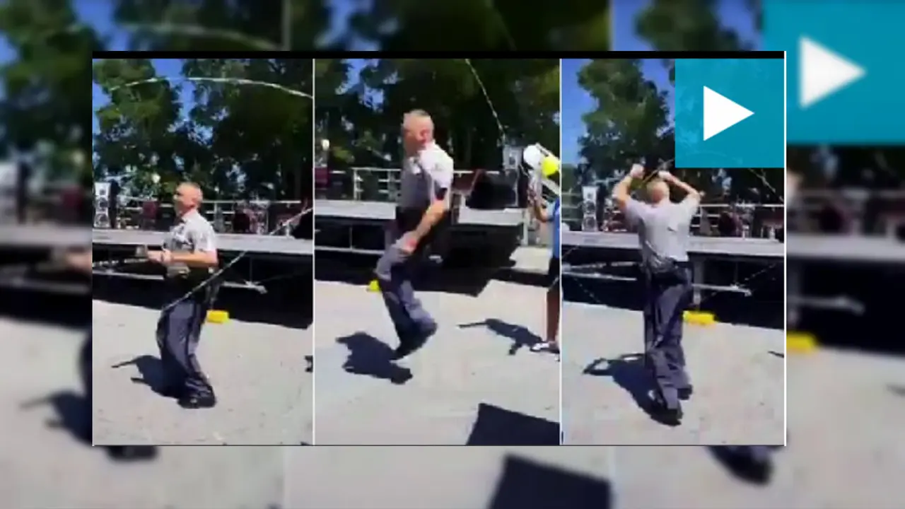 Aksi Keren Polisi Main Lompat Tali