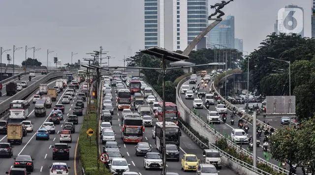 Lalu Lintas Sejumlah Tol Jakarta Padat Selasa Pagi, Cek Titiknya