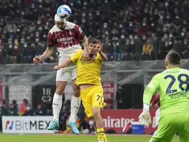 Menjalani pertandingan di San Siro, I Rossoneri langsung mengambil inisiatif serangan sejak menit awal. (AP/Antonio Calanni)