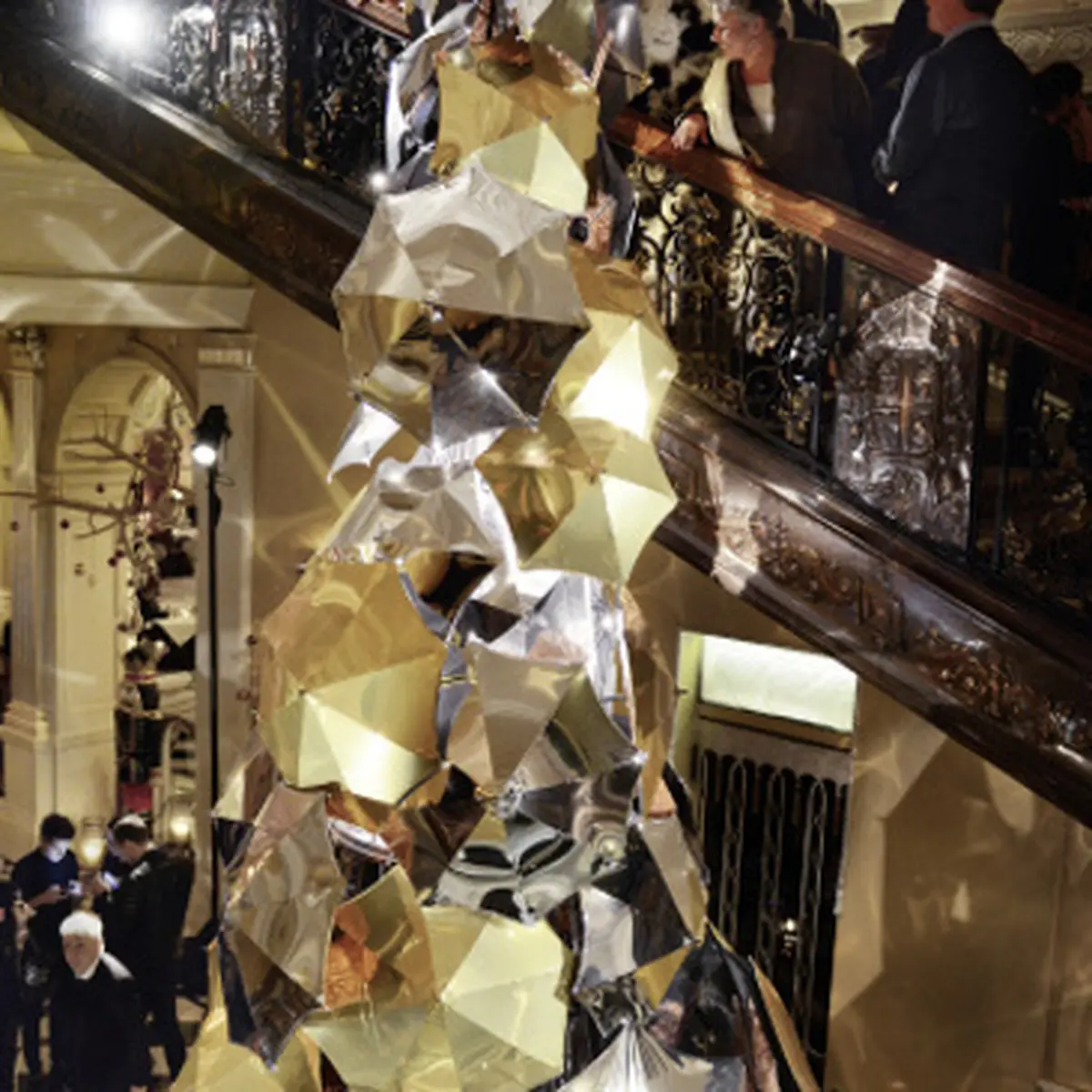 Merayakan Kehadiran Pohon Natal Burberry di Hotel Claridge s