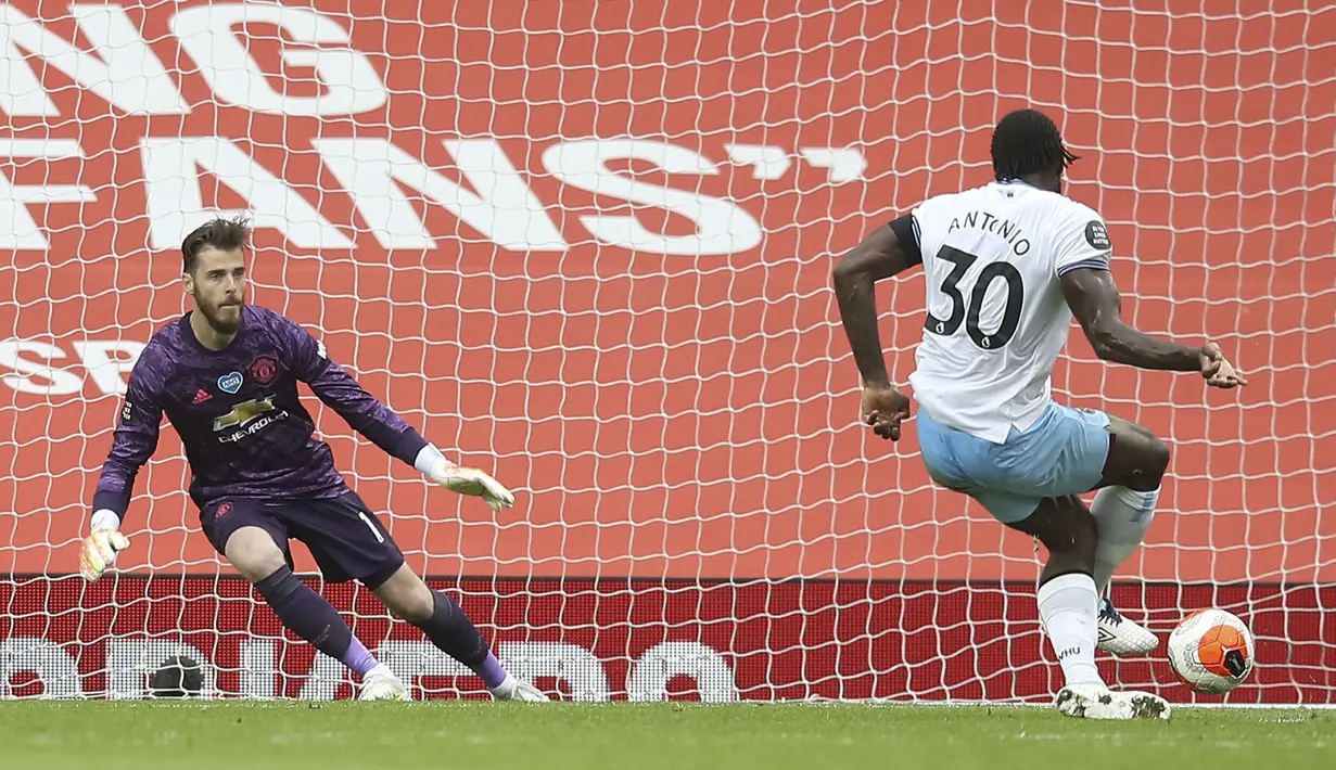 Pemain West Ham United, Michail Antonio, melepaskan tendangan penalti ke gawang Manchester United pada laga Premier League di Stadion Old Trafford, Rabu (22/7/2020). Kedua tim bermain imbang 1-1. (Martin Rickett/Pool via AP)