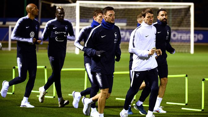 Sejumlah pemain timnas Prancis melakukan pemanasan saat mengikuti latihandi Clairefontaine-en-Yvelines (12/11). Prancis akan bertanding melawan Belanda di UEFA Nations League. (AFP Photo/Franck Fife)