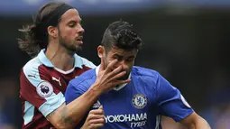 Striker Chelsea, Diego Costa, dicakar pemain Burnley, George Boyd. The Blues menguasai jalannya laga dengan penguasaan bola mencapai 60 persen. (Reuters/Andrew Couldridge)