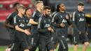 Para pemain Manchester United saat sesi latihan jelang laga Liga Europa di Stadion Rhein Energie, Cologne, Minggu (9/8/2020). Manchester United akan berhadapan dengan Copenhagen. (AFP/Sascha Steinbach)