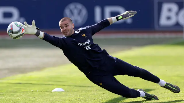 Manchester United Bidik Kiper 23 Tahun Prancis Lucas Chevalier.
