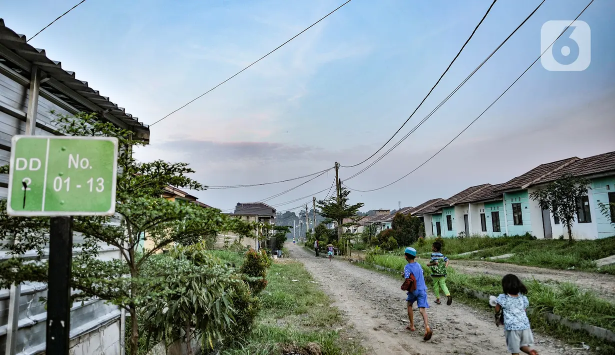 Anak-anak saat bermain di perumahan subsidi Green Citayam City, Ragajaya, Bojong Gede, Kabupaten Bogor, Jawa Barat, Sabtu (13/2/2021). PT BTN Tbk optimis realisasi Kredit Pemilikan Rumah atau KPR mencapai 200-250 ribu unit pada 2021. (merdeka.com/Iqbal S Nugroho)