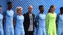 Pelatih Pep Guardiola (tengah) berdiri bersama deretan pemain muda dan pemain wanita Manchester City pada acara perkenalan klub di  City Football Academy, Manchester, (3/7/2016). (AFP/Oli Scarf)