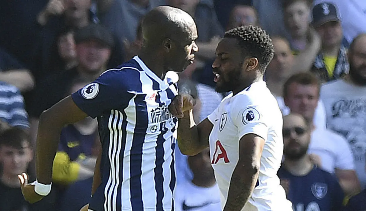 Bek West Bromwich Albion, Allan Nyom, bersitegang dengan pemain Tottenham Hotspur, Danny Rose, pada Premier League di Stadion The Hawthorns, Sabtu (5/5/2018). West Bromwich Albion menang 1-0 atas Tottenham Hotspur. (AP/Anthony Devlin)