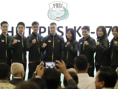Tim Piala Thomas dan Uber Indonesia foto bersama saat acara pelepasan di Hotel Atlet Century, Senayan, Selasa (8/5/2018). Acara pelepasan tersebut sekaligus merayakan ulang tahun PBSI ke 67. (Bola.com/M Iqbal Ichsan)