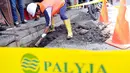  Petugas merazia pipa ilegal bersama mitra kerja PAM Jaya di pemukiman Pasar Ikan Muara Angke, Jakarta, Rabu (4/6/2014) (Liputan6.com/Johan Tallo) 