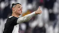 Striker Juventus, Cristiano Ronaldo, melakukan selebrasi usai membobol gawang Cagliari pada laga Serie A di Stadion Juventus, Turin, Senin (6/1/2020). Juventus menang 4-0 atas Cagliari. (AP/Marco Alpozzi)