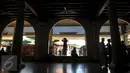 Suasana keramaian bagian dalam Masjid Luar Batang di daerah Pasar Ikan, Jakarta Utara, Jumat (1/4). Nama masjid ini diberikan sesuai dengan julukan Habib Husein, yaitu Habib Luar Batang. (Liputan6.com/Gempur M Surya)