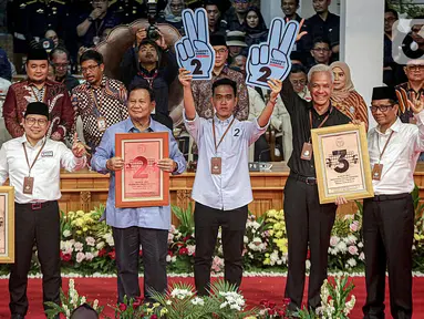 Pasangan capres-cawapres Pemilu 2024, Anies Baswedan-Muhaimin Iskandar, Prabowo Subianto-Gibran Rakabuming Raka, dan Ganjar Pranowo-Mahfud Md (kiri ke kanan) berpose usai pengundian nomor urut di halaman gedung Komisi Pemilihan Umum (KPU), Jakarta, Selasa (14/11/2023). (Liputan6.com/Faizal Fanani)