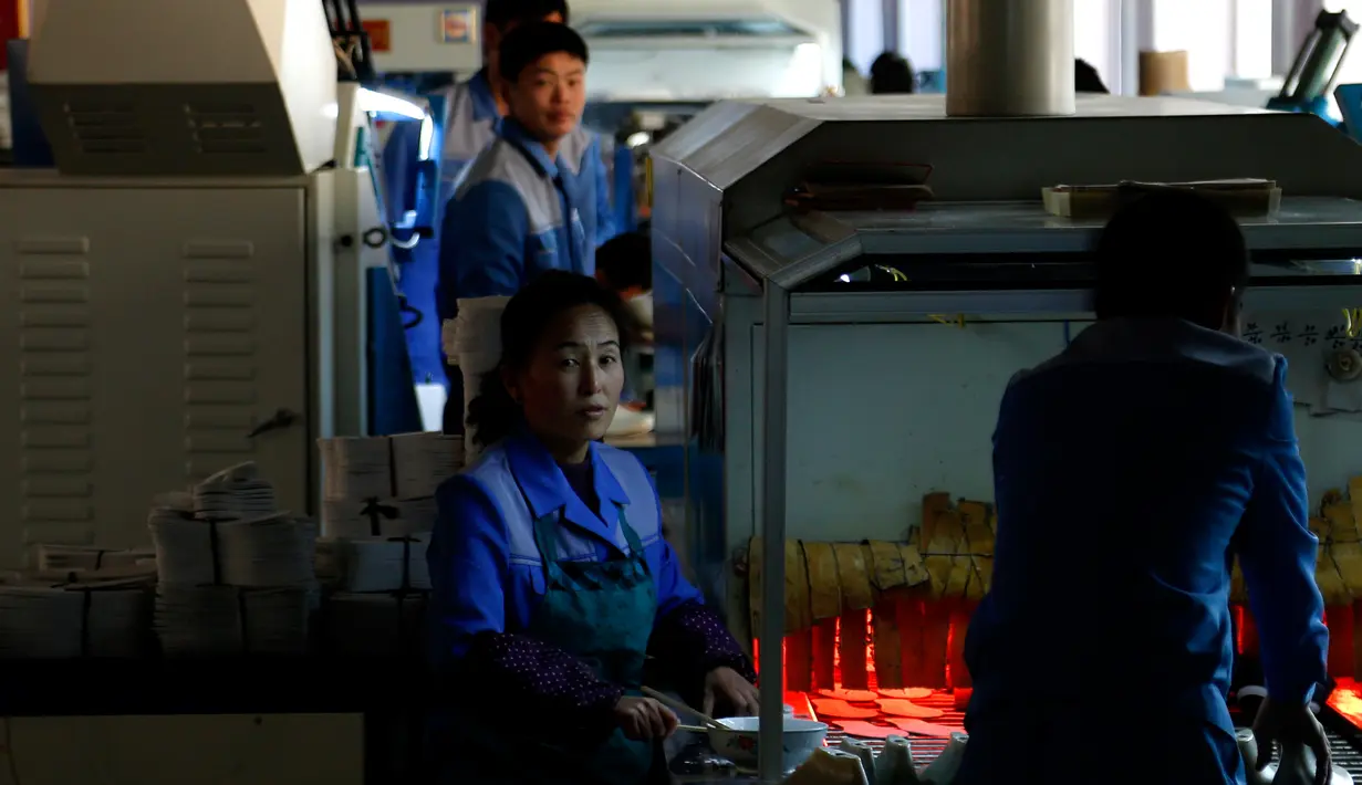 Pekerja menyelesaikan pembuatan sepatu di Pabrik Sepatu Ryuwon di Pyongyang, Korea Utara (1/2). Pabrik Sepatu Ryuwon merupakan spesialisasi dalam sepatu olahraga. (AP Photo/Dita Alangkara)
