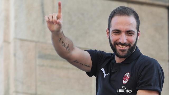 Gonzalo Higuain dan Mattia Caldara