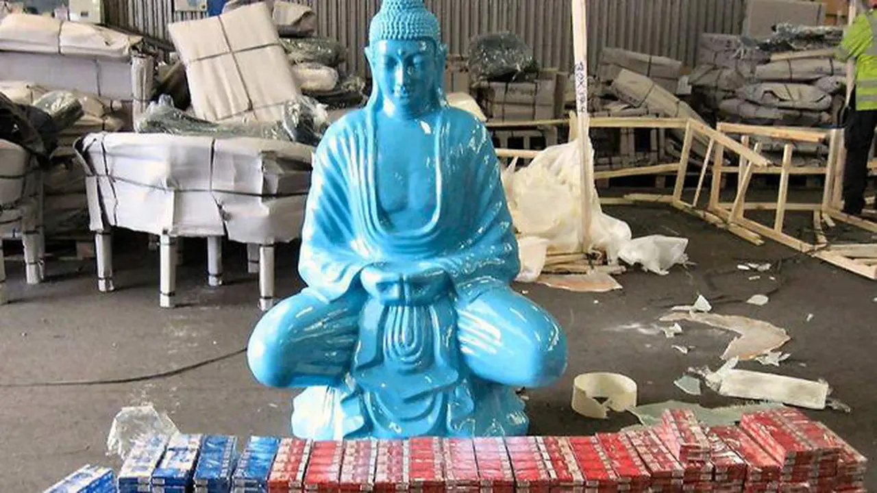 Selundupkan Rokok Ilegal di Patung Buddha