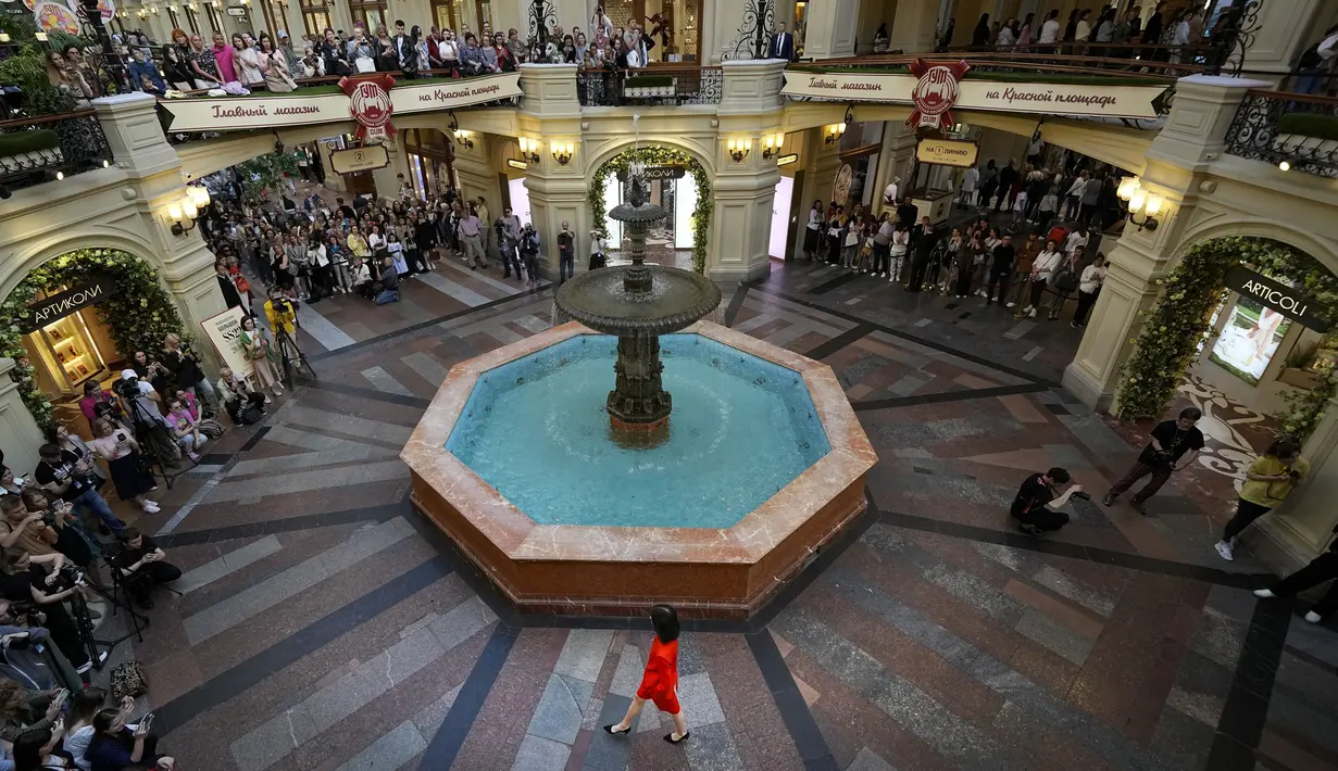 Model memamerkan koleksi sekelompok desainer Rusia di dalam department store GUM dengan banyak butik ditutup karena sanksi selama pembukaan Fashion Week di Moskow, Senin (20/6/2022). State Department Store (GUM) merupakan salah satu pusat perbelanjaan paling populer di Rusia. (AP Photo/Alexander Zemlianichenko)