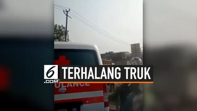 Jalanan dipenuhi truk-truk di sekitar Parung Panjang, Bogor. Jalanan yang macet membuat sebuah ambulans menjadi korban kemacetan. Ambulans tersebut tak bisa lewat karena terhalang truk.